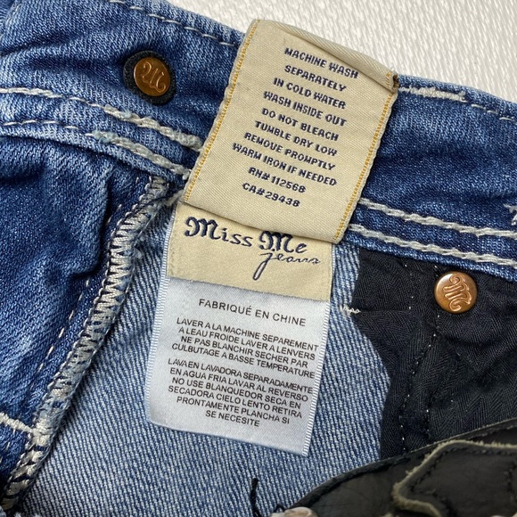 Miss Me Embellished Boot Cut Blue Jeans in LT 01C Size 26 VGUC - Picture 5 of 16
